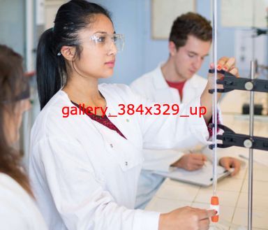 Photo d'une femme portant des lunettes et une blouse de protection, manipulant une pipette