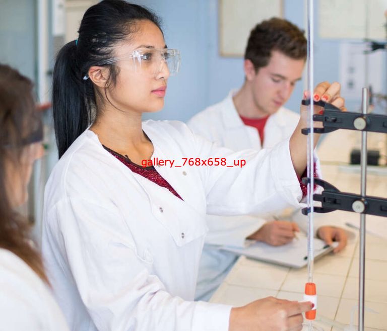 Photo d'une femme portant des lunettes et une blouse de protection, manipulant une pipette