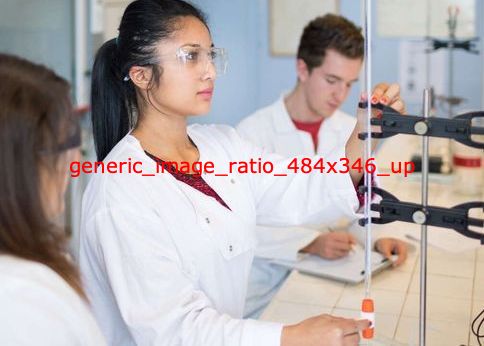 Photo d'une femme portant des lunettes et une blouse de protection, manipulant une pipette