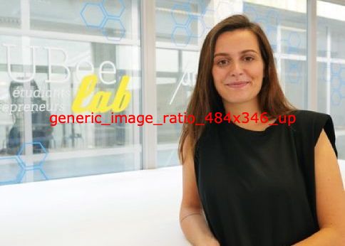 Photo d'une femme devant les locaux de UBee Lab