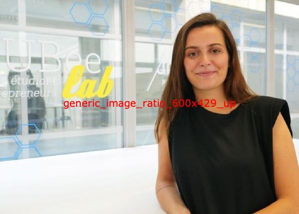 Photo d'une femme devant les locaux de UBee Lab