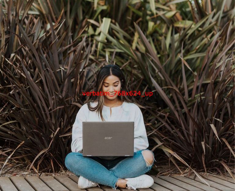 Photo d'une femme assise en extérieur utilisant un ordinateur portable